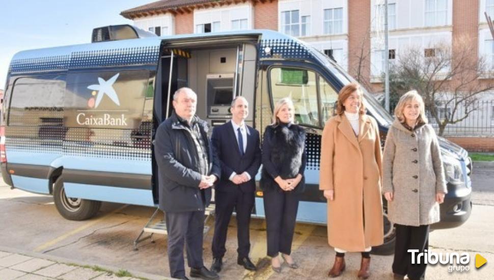 La ofimóvil de CaixaBank y la Diputación prestan atención bancaria a 26.000 personas en la provincia de Palencia   