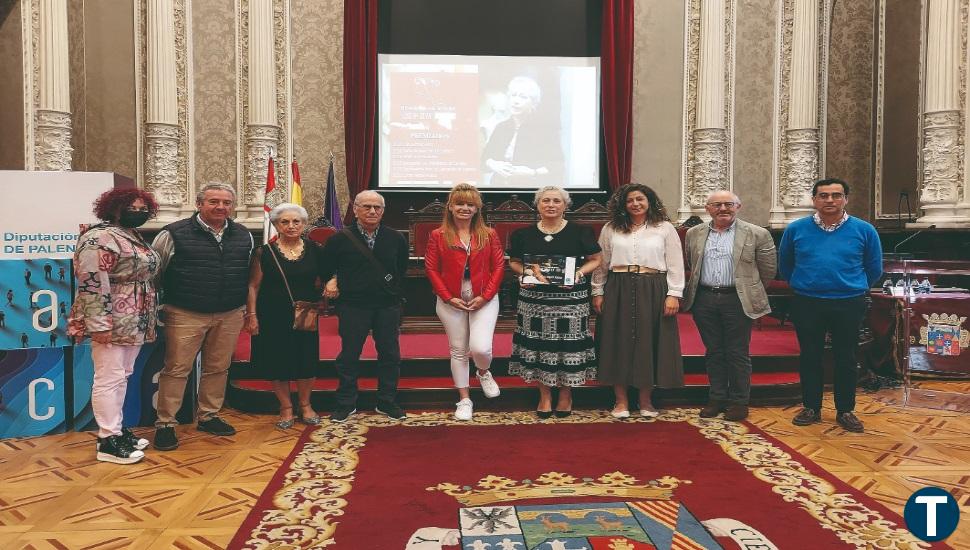 Esther Miguel recibe el VII Premio  Provincial de Folclore José María Silva por sus investigaciones sobre la indumentaria tradicional 