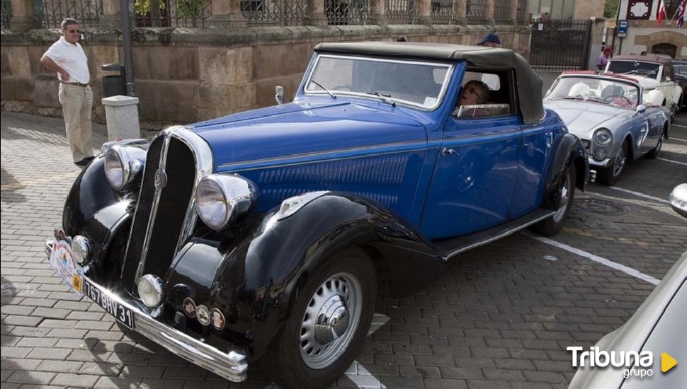 Husillos acoge un centenar de coches clásicos