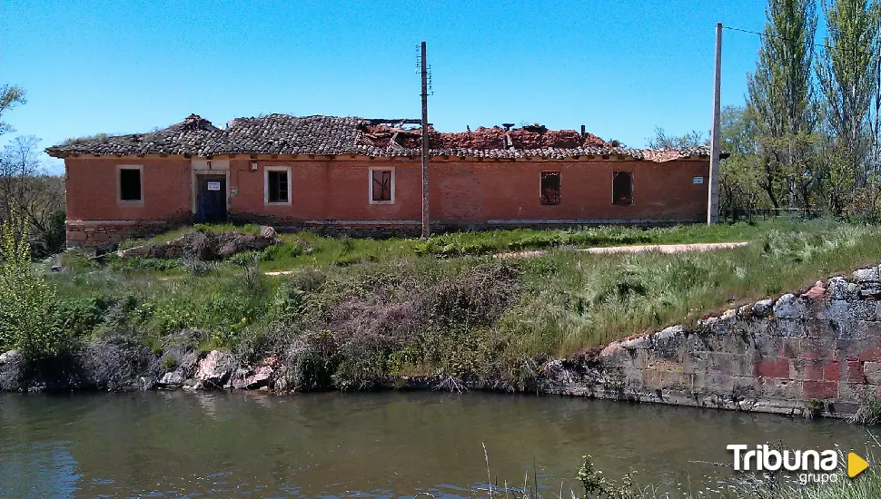 Un edificio industrial del inicio del Canal de Castilla se encuentra en ruinas