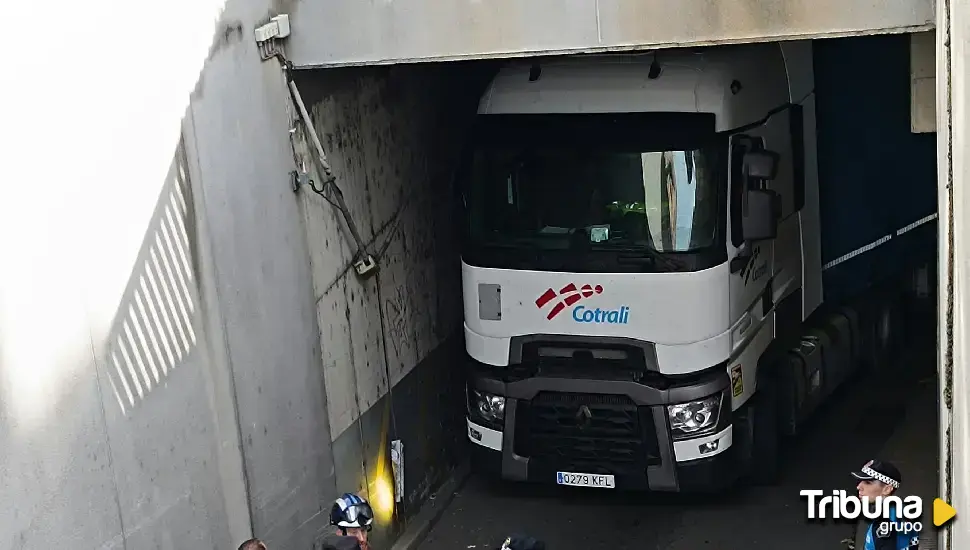 Un camión se atasca en pleno centro de Palencia