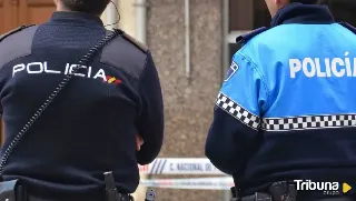 Camina ebria por la calle con un bebé y agrede a los agentes