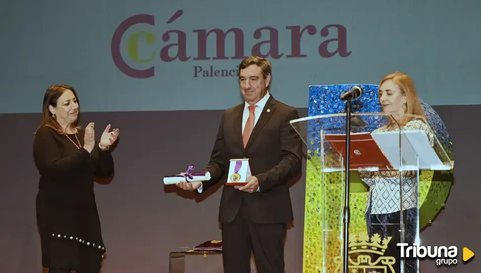 Palencia entrega la Medalla de Oro de la ciudad a la Cámara de Comercio