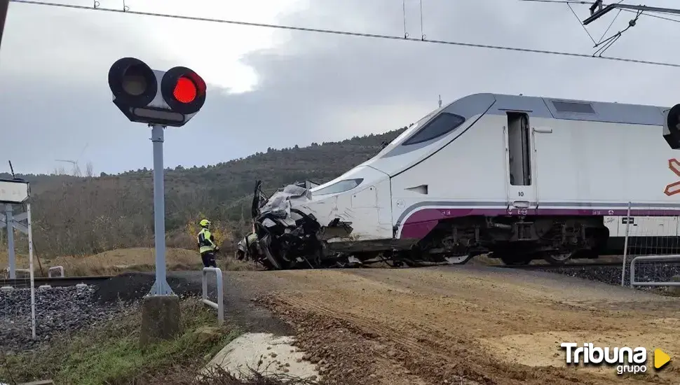 Dos fallecidos en Husillos tras colisionar un Alvia con un turismo