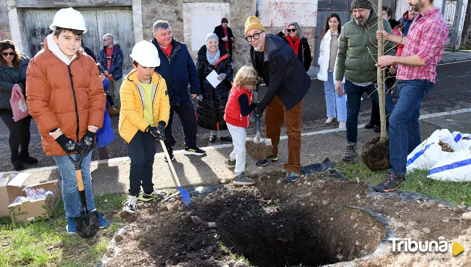 Fele Martínez ya tiene su ejemplar de Ginkgo biloba en Aguilar