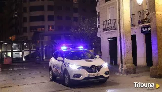 Agrede a otro hombre y acomete contra los agentes