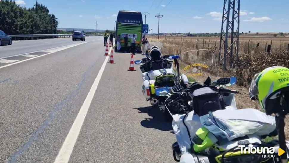 La Guardia Civil traslada a 67 pasajeros de un autobús averiado a un área de descanso