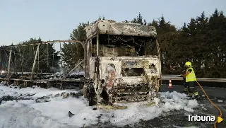 La empresa del camión incendiado en la A-62 se niega a retirarlo