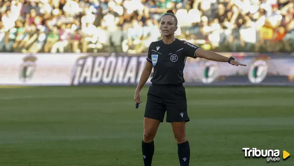 El histórico debut de la palentina Marta Huerta de Aza en Segunda en un duelo no exento de polémica