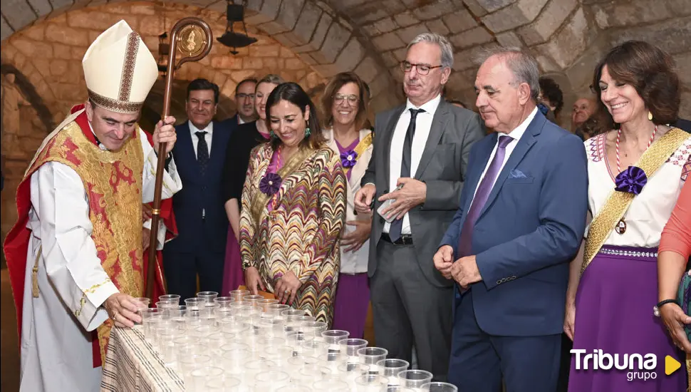 Los palentinos renuevan la tradición de beber el agua de la Cripta en el día San Antolín