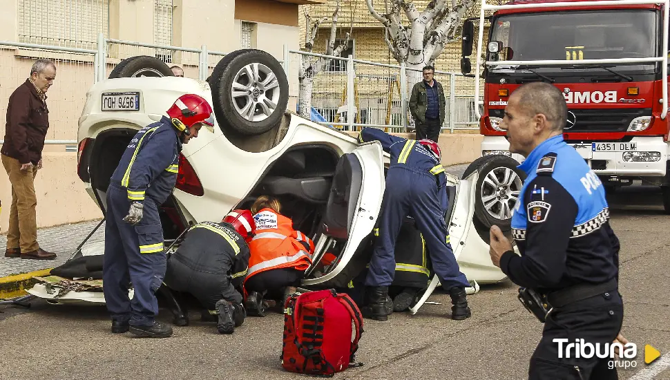 Rescatan a dos mujeres de un vehículo tras un accidente