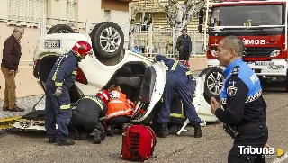 Rescatan a dos mujeres de un vehículo tras un accidente