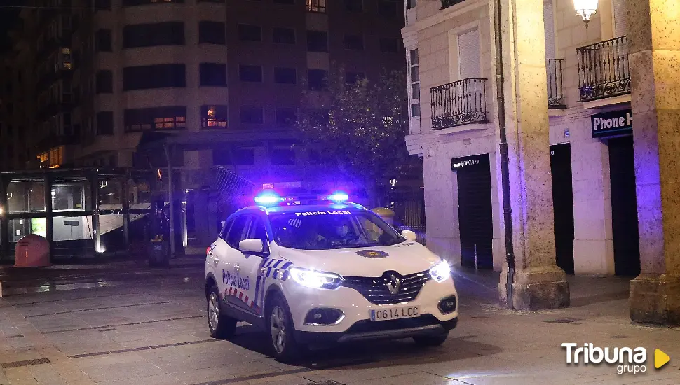 Arroja un paquete de droga a la papelera durante una inspección