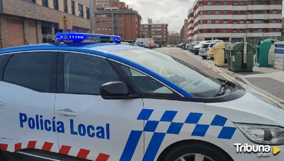 Amenaza e intenta agredir a los agentes en un bar