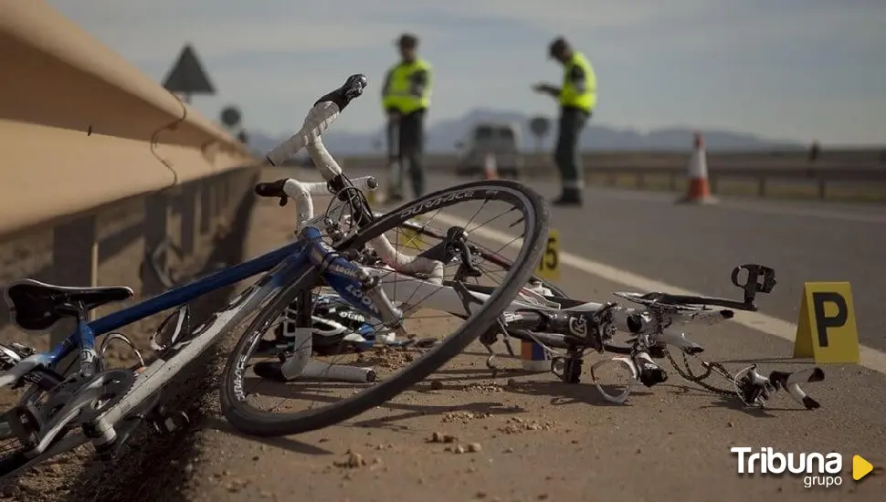 Un ciclista herido grave tras colisionar con un turismo