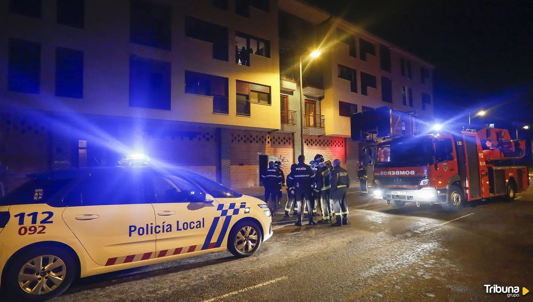 Rescatados de un incendio saltando sobre un colchón