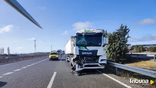 Una colisión entre dos camiones provoca el corte de la A-62 en sentido Burgos